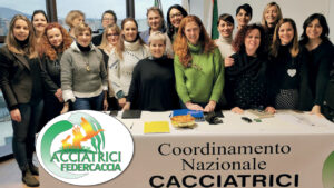 Il Coordinamento nazionale cacciatrici Federcaccia è nato nel mese di novembre 2019. Nell’occasione erano presenti tutte le coordinatrici regionali, dalla Val d’Aosta alla Sicilia. È stato presentato a Roma, in occasione dell’Assemblea nazionale Fidc.