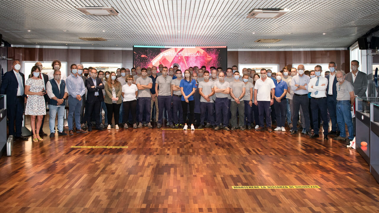 Jessica Rossi con tecnici e sponsor