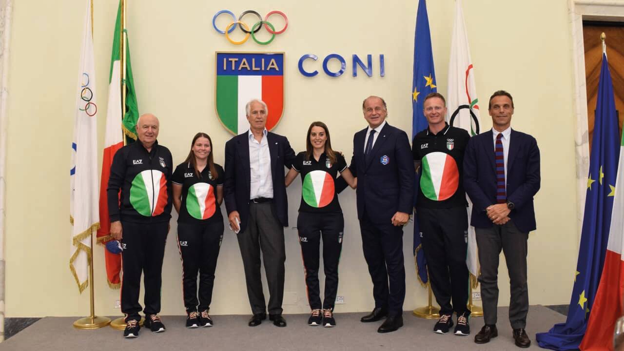 Luciano Rossi con Malagò, Mornati e la squadra olimpica del trap