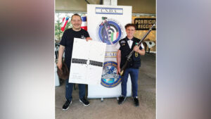 Riportiamo integralmente la lettera del presidente della Consociazione Nazionale degli Archibugeri (CNDA), Gianmario Delvò, a suggello della ripresa dell’attività sportiva del mondo dell’avancarica italiana… Buongiorno a tutti! Normalmente, quando scrivo queste lettere, vado a rivedermi le precedenti per mantenere il filo conduttore ed evitare di enfatizzare cose magari già dette o peggio, trascurarne invece altre. Così ho fatto anche questa volta e dalla lettera precedente ho estrapolato due notizie che meritano una menzione. La prima riguarda l’esito dei Campionati europei “Postal Match” che si sono conclusi molto positivamente per parte italiana. Vista la cadenza semestrale di queste comunicazioni non starò qui a ribadire la mia estrema soddisfazione per le medaglie conquistate, visto che ci sono state comunicazioni a iosa sui social all’epoca dell’uscita dei risultati (dicembre 2021). La seconda notizia invece riguarda i negoziati con UITS che, all’epoca in cui scrivevo (novembre 2021), parevano avviati su una buona strada, tanto che mi ero mostrato ottimista su una loro felice conclusione. Ahimè però, mi sbagliavo di grosso e tutta la faccenda è naufragata miseramente a fronte della richiesta, sempre la solita e per noi inaccettabile, di cedere la rappresentanza MLAIC all’Unione. Lo spazio qui è poco per raccontare tutto lo svolgimento della trattativa e non credo neppure sia il caso di scendere in dettagli tutto sommato inutili, buoni solo per il gossip. La sostanza dei fatti è che ad un certo momento mi è stato comunicato che, non cedendo il titolo MLAIC, l’Unione non aveva interesse a proseguire le trattative e quindi a fare un accordo con CNDA. Fine delle trasmissioni. È un peccato, perché credo ancora sia inutile e controproducente ogni contrasto nel mondo già bistrattato del tiro a segno, ma ritengo anche non sia propriamente opportuno che per far cessare i contrasti CNDA debba sparire. Ultimamente però voci di popolo vagheggiano di un salvatore della patria proveniente dalla Romania. Bisogna ricordare però che la Romania ha dato i natali anche a Vlad III di Valacchia, meglio conosciuto con il suo patronimico di Dracula, per cui ci pensi bene chi è tentato di seguire certe sirene, un minimo di attenzione non guasta. Ma tornando seri, sono estremamente soddisfatto dai risultati ottenuti dal Terzo Gran Premio d’Italia MLAIC - Memorial “Alberto Ferrerio” che si è svolto a fine maggio sul campo di tiro di Valeggio sul Mincio. Abbiamo sfiorato le 400 prestazioni tra tiro a palla e tiro a volo, con ottime prestazioni da parte dei nostri tiratori e il conseguimento di un record italiano nella categoria Zouave O. La formula funziona e nonostante i due anni di stop forzato causa Covid la partecipazione è stata massiccia, anche da parte dei tiratori stranieri che sono arrivati dalla Francia, dalla Svizzera, dalla Repubblica Ceca, dal Belgio e dalla Slovacchia. L’organizzazione ha funzionato alla grande, nonostante le difficoltà di coordinamento ed una certa propensione dei tiratori alle modifiche dell’ultimo minuto. CNDA ha ricevuto numerosi attestati di stima e ringraziamento per come sono stati trattati i concorrenti, coccolati e viziati fino alla grigliata finale della domenica a chiusura di tre giorni all’insegna della polvere nera. Tutto è migliorabile, naturalmente, ma la strada è quella giusta. Mi sento quindi di ringraziare tutti coloro che in varia misura hanno contribuito al buon esito, in primis la famiglia Ferrerio per i premi messi a disposizione in memoria di Alberto, poi gli sponsor (Pedersoli e Pomì), l’Ufficio Sportivo, i responsabili del Tiro a Volo e del Long Range, il Segretario ed i Consiglieri, via via fino a tutti i volontari che hanno svolto le mansioni di direttori di tiro e contacolpi e che si sono sobbarcati tre giorni di fatiche. Parliamo poi del Campionato, che al momento in cui scrivo volge al termine, mancando un paio di gare prima della finale. Inutile dire che è stato molto partecipato, come potete constatare guardando i risultati sul sito ufficiale di CNDA. Anche molto combattuto e ha ricominciato ad acquisire una parvenza di normalità dopo le vicissitudini dei due anni precedenti. Tra l’altro si stanno affacciando nuove leve di buon livello che sono sicuro contribuiranno in misura notevole ad innalzare la competitività all’interno delle gare. Tutto questo fa ben sperare sul futuro dell’avancarica italiana targata CNDA (e chi sennò?). Concludo augurando in bocca al lupo ai tiratori che andranno a Pforzheim la settimana di Ferragosto per i Mondiali MLAIC. Quest’anno è l’edizione del 50° anniversario per cui l’occasione è particolarmente importante. La squadra italiana si presenterà agguerrita e voglio sperare riesca ad ottenere ottimi risultati. Per il momento è tutto, anche perché lo spazio è tiranno. Buona vita a tutti e... ci si rivede sui campi da tiro! Il Memorial “Alberto Ferrerio”