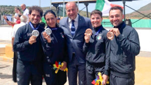 Luciano Rossi con le atlete e gli atleti dello skeet