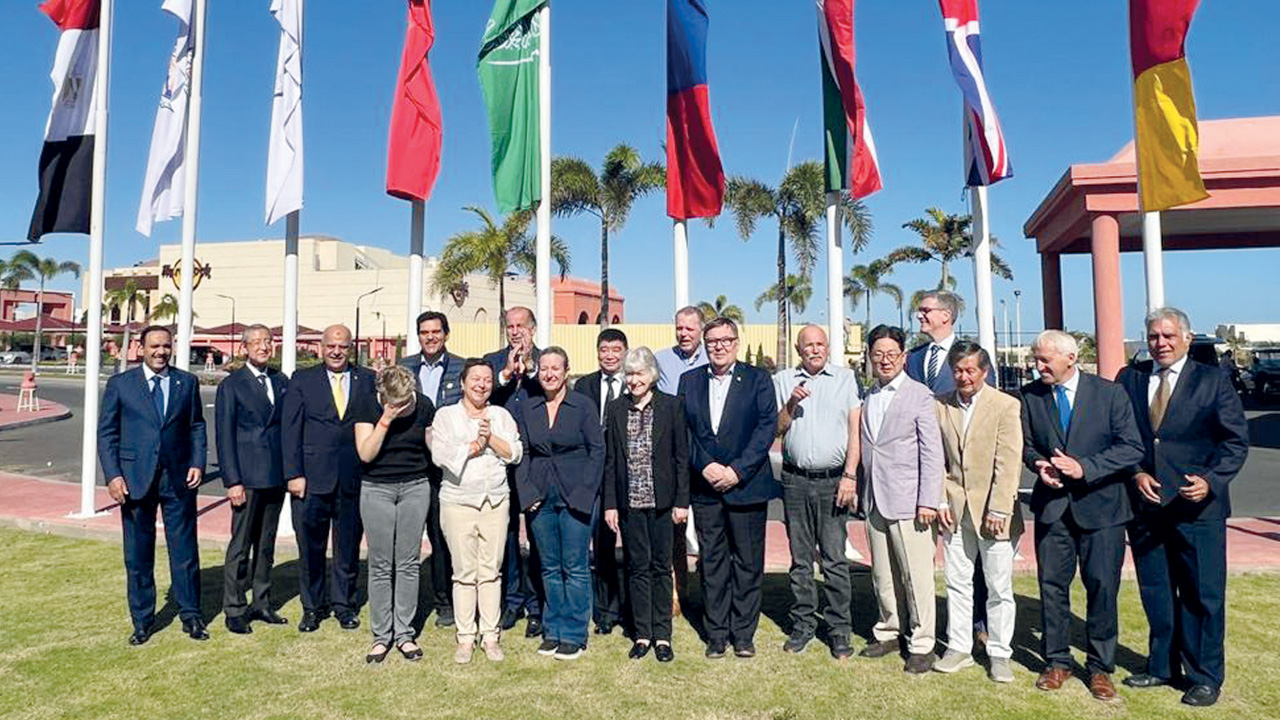 Luciano Rossi con il neoeletto Executive Committee