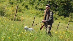 CACCIATORE CON CANE